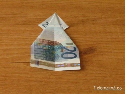 Doblamos por la esquinas para formar un triángulo.