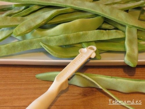 Limpiando las judías verdes.