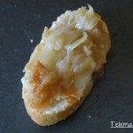 Tostas de queso de cabra con cebolla caramelizada.