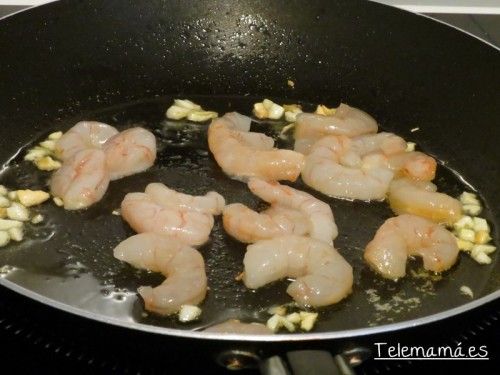 Dorando los ajos y gambas.