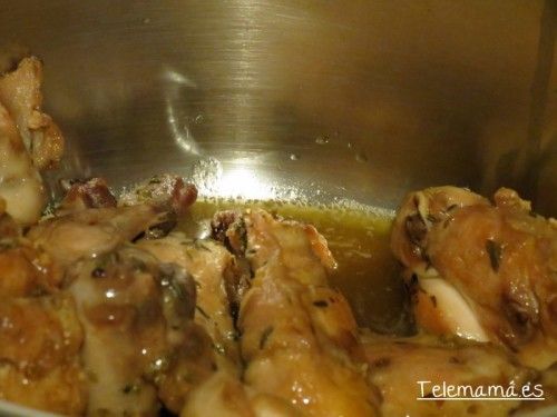 Incorporamos la salsa a la olla junto al conejo.