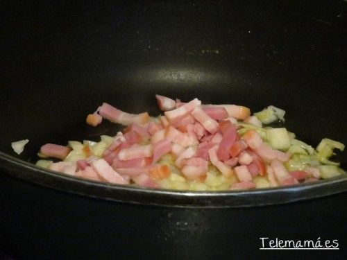 Doramos la cebolla y bacon.