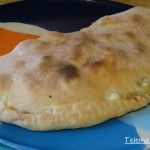 Calzone relleno de pollo y quesos.