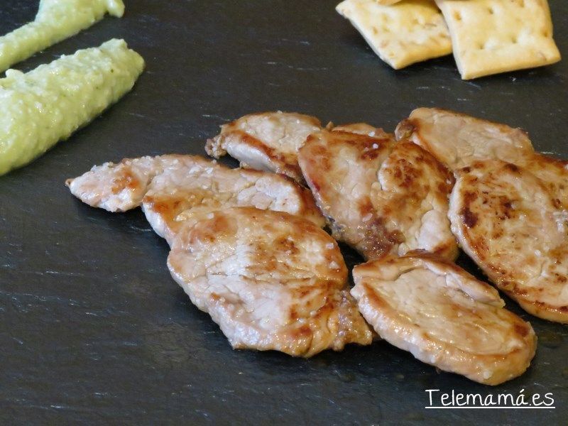 Solomillo a la plancha con salsa pesto.