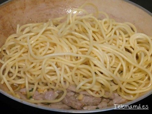 Echamos la pasta.