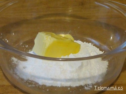 Mezclamos el azúcar y la mantequilla.