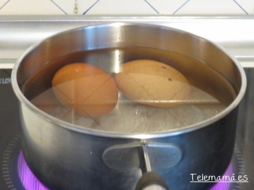 Cocemos los huevos.