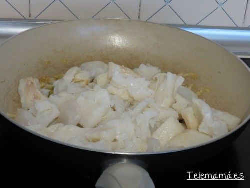 Añadimos el bacalao desmigado.