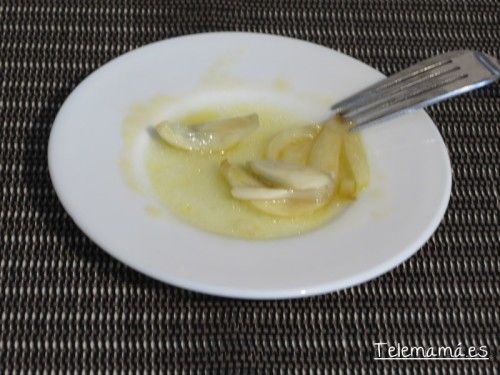 Machacamos los dientes de ajo.