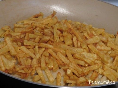 Incorporamos las patatas.