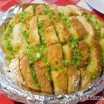 Pan relleno de quesos.