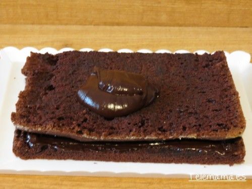 Alternamos bizcocho y chocolate.