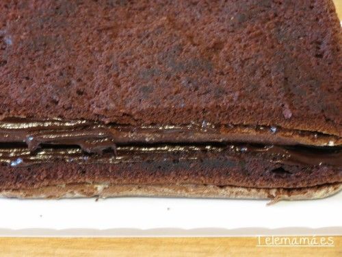 Alternamos bizcocho y chocolate.