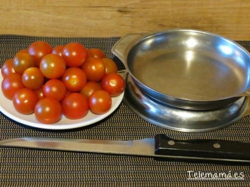 Los tomates los lavamos y secamos. Nos ayudamos o necesitamos dos platos y un cuchillo bien afilado.