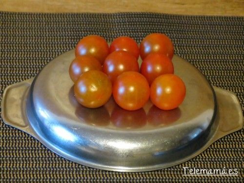 Colocamos los tomatitos sobre un plato por la parte lisa, del revés.