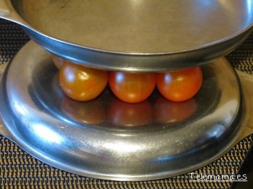 Ponemos el segundo plato por encima y sujetamos con firmeza, el cuchillo bien afilado.