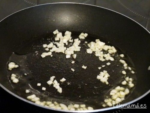 Doramos el ajo picado.
