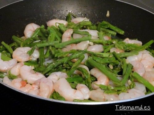 Añadimos los espárragos y gambas.