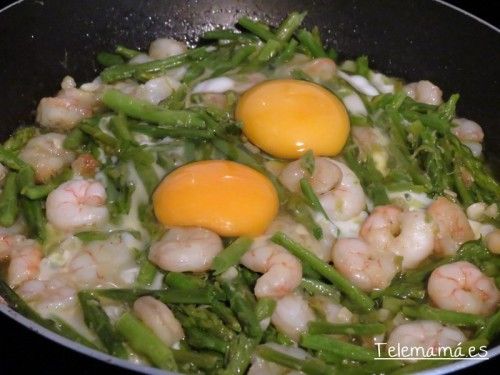 Incorporamos los huevos.