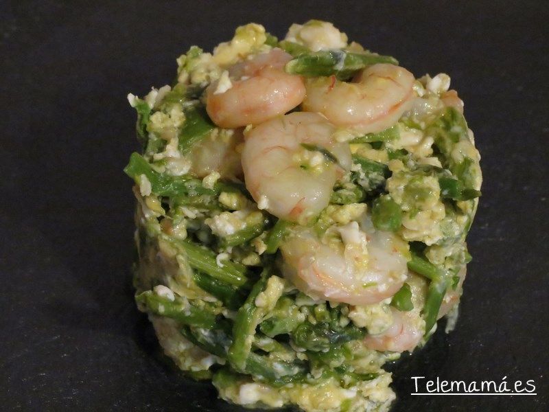Revuelto de espárragos silvestres y gambas.
