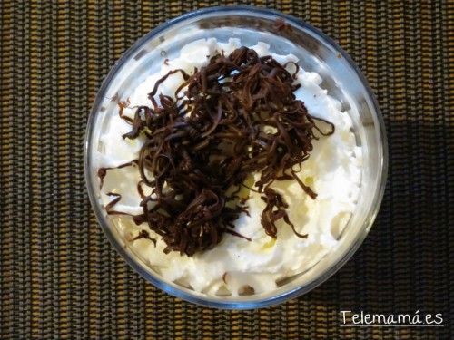 Batido de chocolate con sombrero de nata.