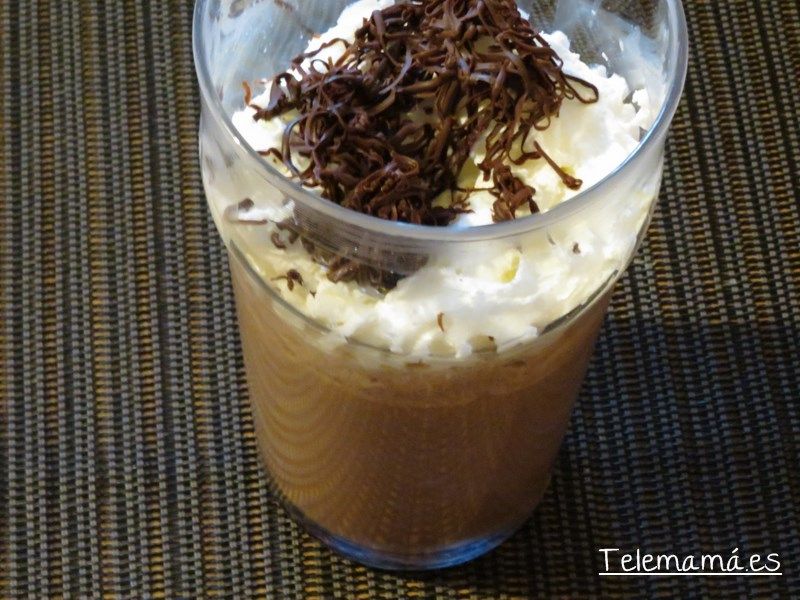 Batido de chocolate con sombrero de nata.
