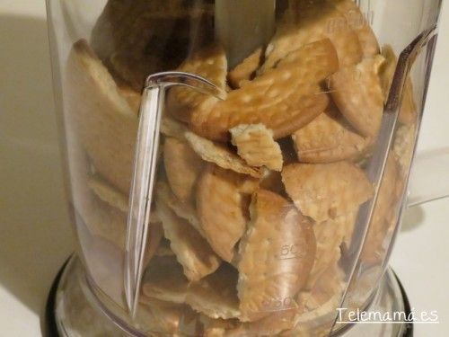 Trituramos las galletas.