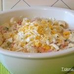 Ensalada de pasta con salsa de yogur.