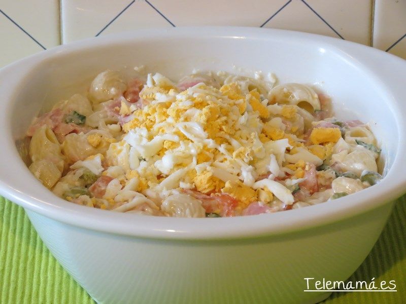 Ensalada de pasta con salsa de yogur.