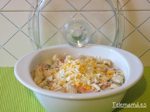 Ensalada de pasta con salsa de yogur.