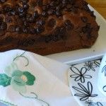 Bizcocho de chocolate con gotas de chocolate.