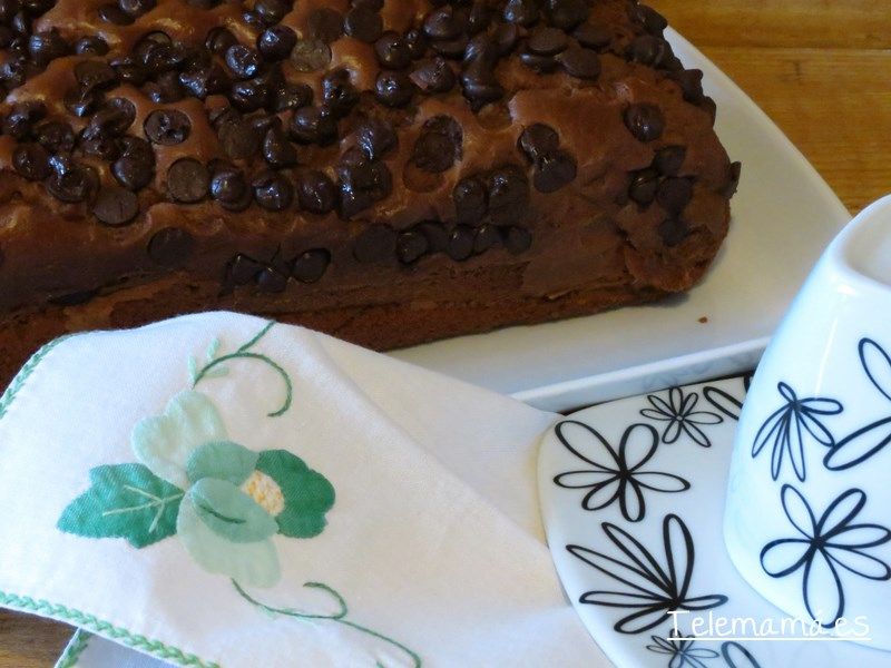 Bizcocho de chocolate con gotas de chocolate.