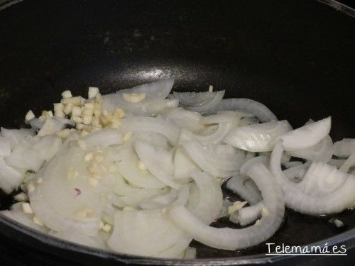 Picamos el ajo y cebolla.
