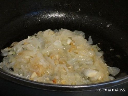 Dorada la cebolla y el ajo.