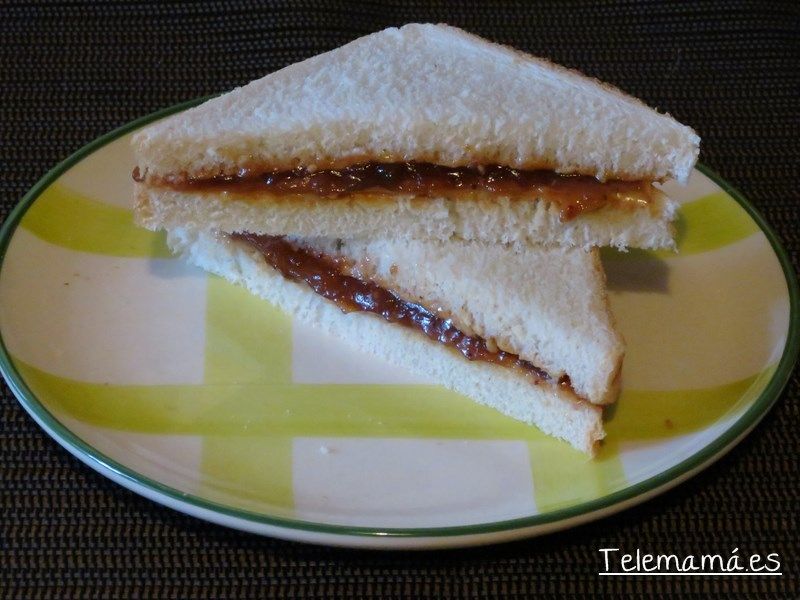 Sándwich de crema de cacahuete y mermelada.