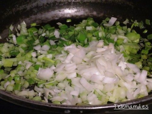 Doramos la cebolleta fresca.