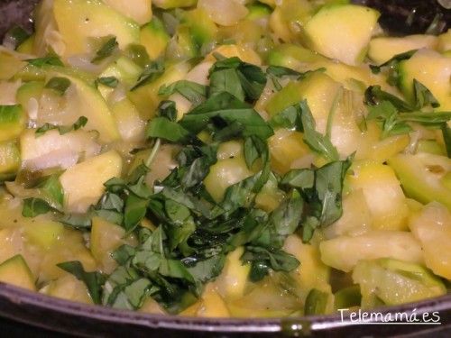 Añadimos la albahaca fresca.