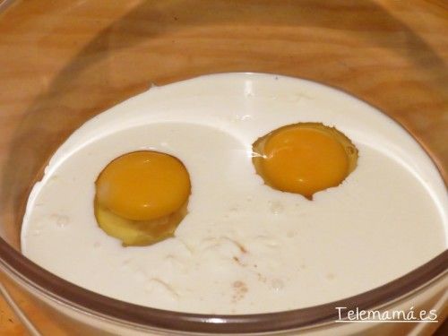 Mezclamos los huevos y nata.