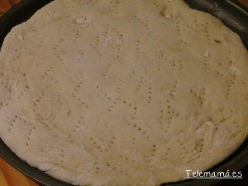 Pinchamos la masa con un tenedor.