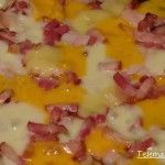 Pizza casera de pavo ,bacon , tres quesos con salsa barbacoa.