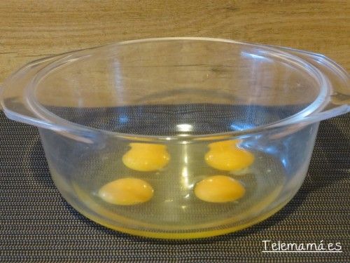Preparamos para batir los huevos.
