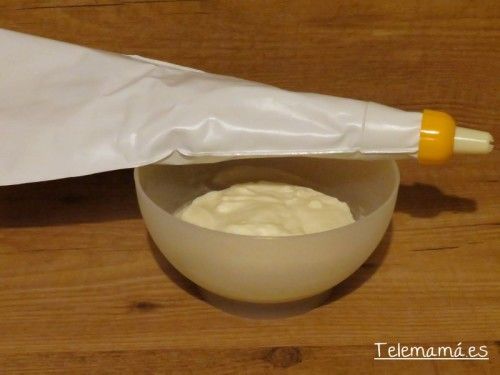 Introducimos el frosting de queso en la manga pastelera.