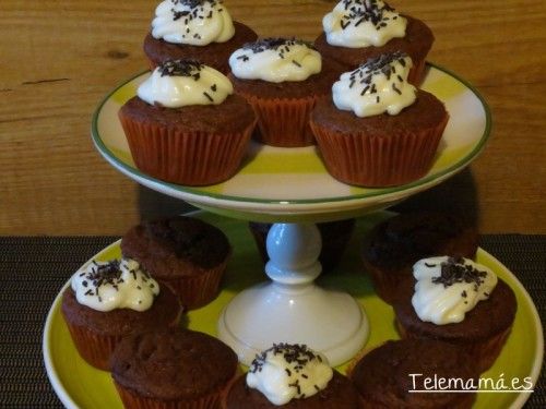 Magdalenas de chocolate con frosting de queso.