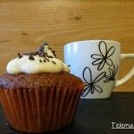 Magdalenas de chocolate con frosting de queso.