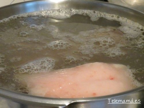 Al comenzar a hervir vemos que le sale espuma en el agua.