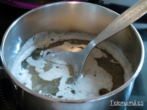 Antes de cerrar la olla quitamos las impurezas.