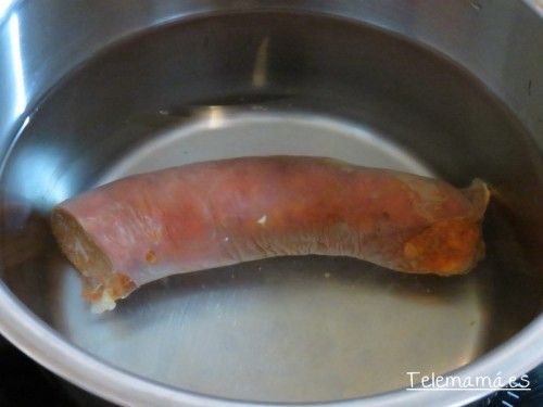 Chorizo lo cuezo en un cazo.