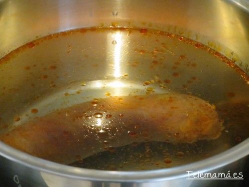 Chorizo soltando su grasa al hervir lo.