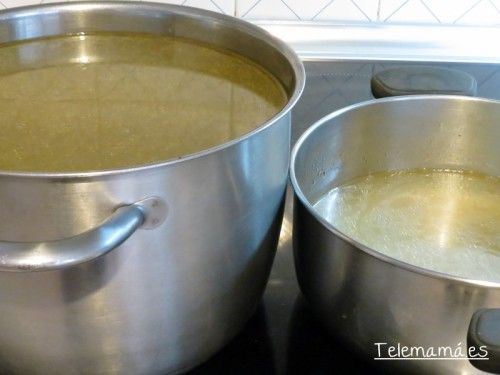 Dejamos enfriar el caldo para guardar en tarros y preparamos para hacer la sopa.