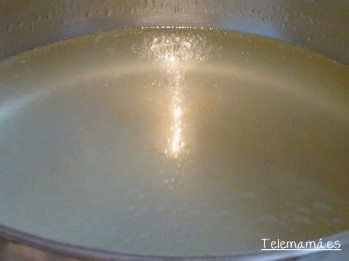 Echamos caldo en una cacerola para hacer la sopa.